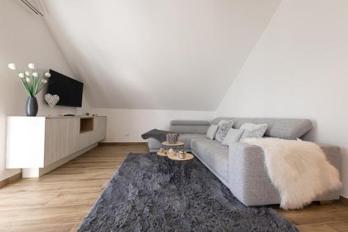 1 queen bed, 1 sofa bed