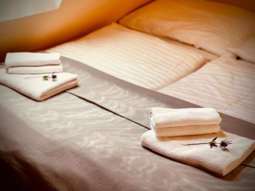 2 twin beds
