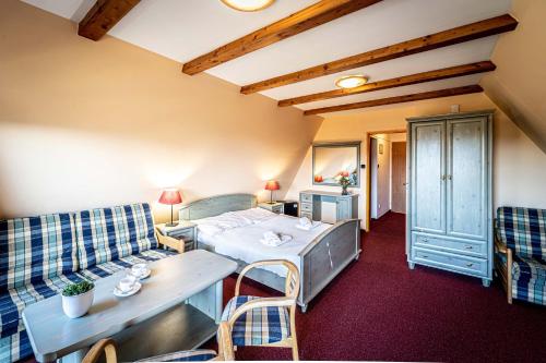 4 twin beds, 1 sofa bed