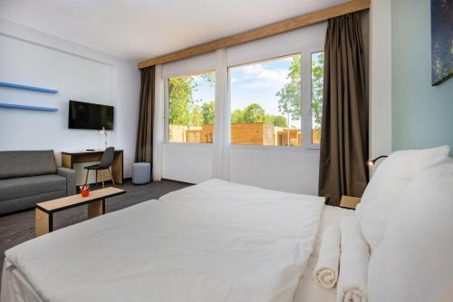2 twin beds, 1 sofa bed