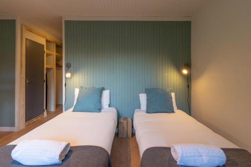 1 double bed, 2 twin beds