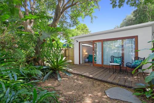 Charming 1-Bedroom Tropical Haven with a Backyard