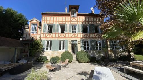 Belle demeure avec piscine, vue et accès direct à la Seine, très proche de Paris