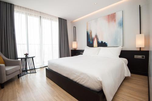 431126002 GLOW PARK HOTEL Grand Royal Palace