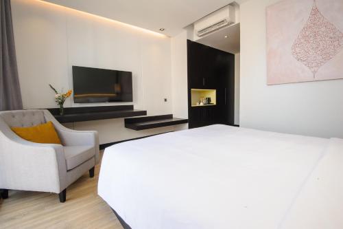 431127030 GLOW PARK HOTEL Grand Royal Palace