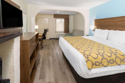 1 king bed, 1 sofa bed