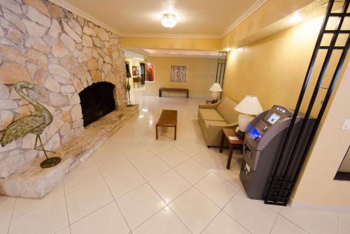 Ramada by Wyndham Houston Intercontinental Airport East - image 8