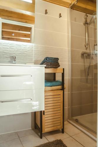 Baño, Appartement cosy ideal pour 2 personnes situe a Aubenas in Aubenas