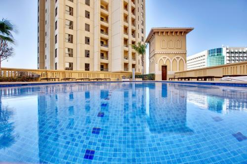 New sea view Rimal 2BD in front of the beach, Дубай (фото 7)