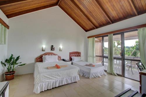 1 queen bed, 1 twin bed