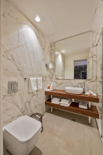 Deluxe Suite with Sea View room in The Capital Boutique Hotel