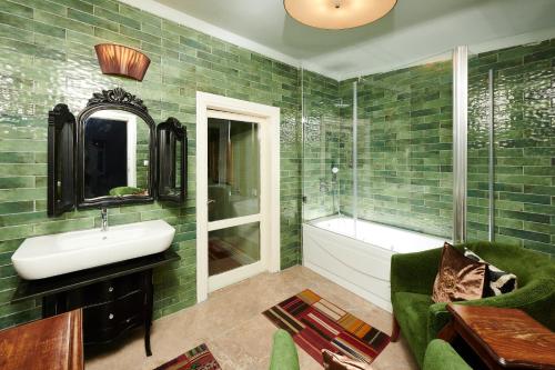 room detail thumbnail 2