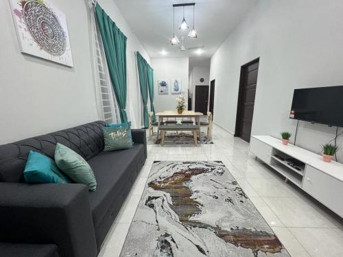 D'Sara Homestay Fully Furnished 3 bedrooms All Aircond 2 miles centre in Kampung Bukit Kuang