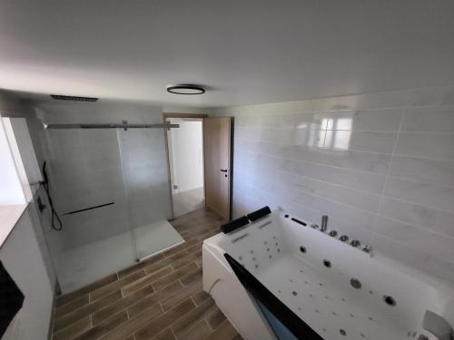 2 bedrooms, 4 beds