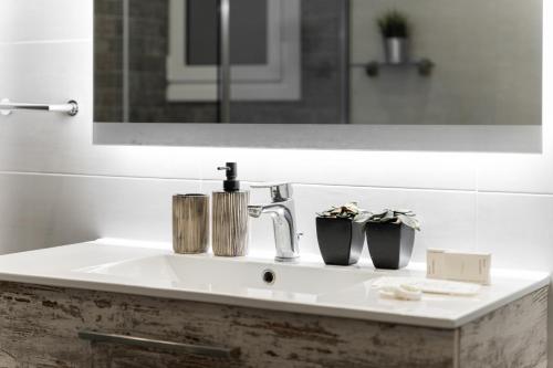 Acropolis Elegant Apartment - image 9