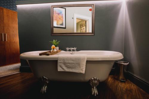 Bathroom, The Sun Hotel & Bar in Lancaster