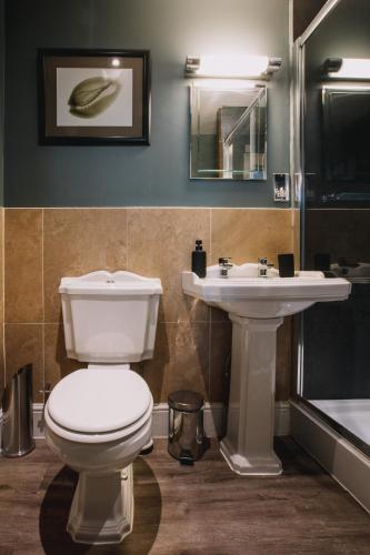 The Sun Hotel & Bar - image 4