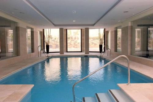 Spacious apartment with 3 pools & gym