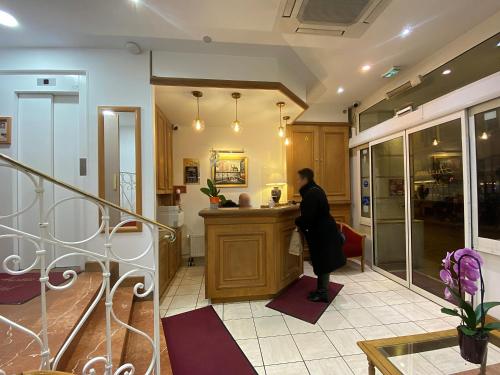 Austin's Saint Lazare Hotel - image 2