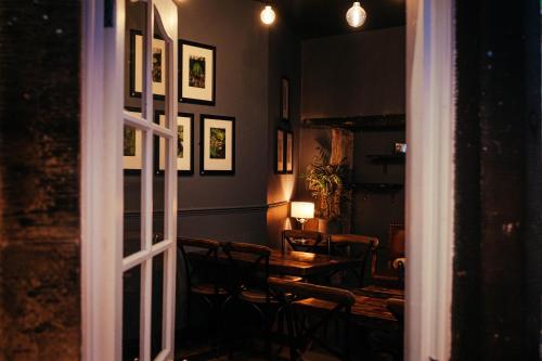 The Sun Hotel & Bar - image 9