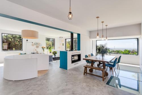 Garden Seaside Villa by CadenzaLux in มัลเวย์รา ดา เซร์รา