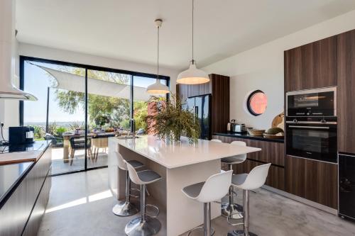 Garden Seaside Villa by CadenzaLux in มัลเวย์รา ดา เซร์รา