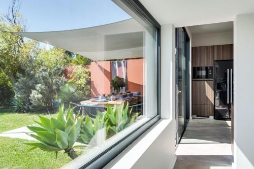 Garden Seaside Villa by CadenzaLux in มัลเวย์รา ดา เซร์รา