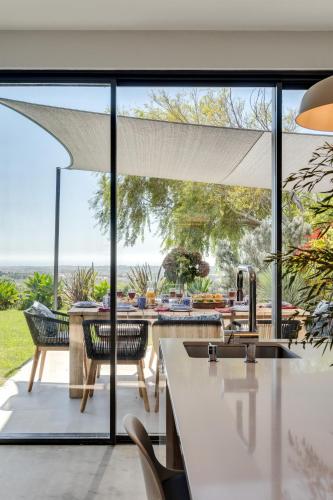 Garden Seaside Villa by CadenzaLux in มัลเวย์รา ดา เซร์รา