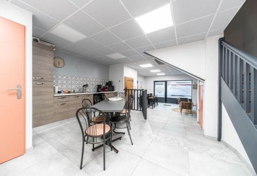 Kitchen, L'Annexe Gannat - Appartements en centre ville near Auberge des Sources