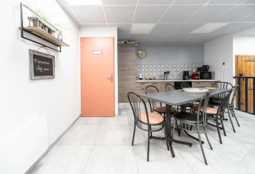 Kitchen, L'Annexe Gannat - Appartements en centre ville near Auberge des Sources