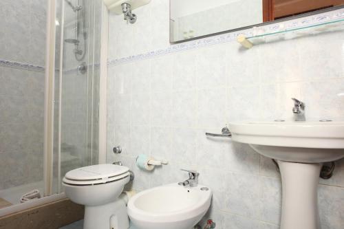 Economy Twin Room image 1