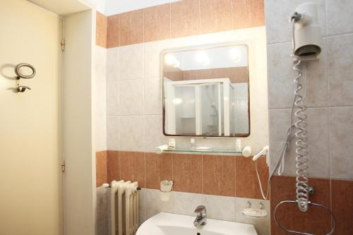 Economy Twin Room image 4