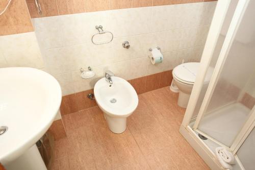 Economy Twin Room image 3