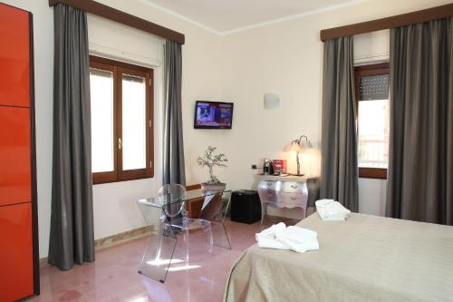 Double Room image 3