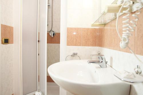 Standard Triple Room image 5