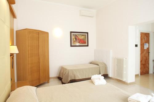 Standard Triple Room image 10