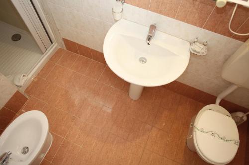 Standard Triple Room image 2
