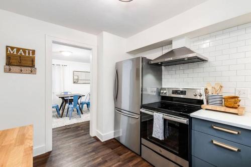 City Boho ✦ New Kitchen ✦ King Bed ✦ WFH thumb 2