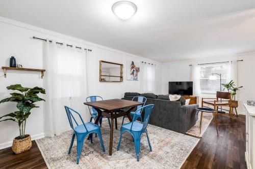 City Boho ✦ New Kitchen ✦ King Bed ✦ WFH thumb 3