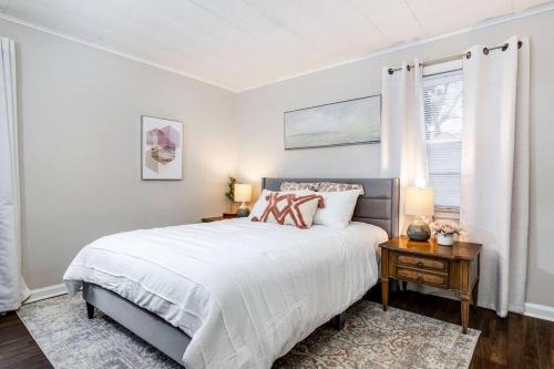 City Boho ✦ New Kitchen ✦ King Bed ✦ WFH thumb 4