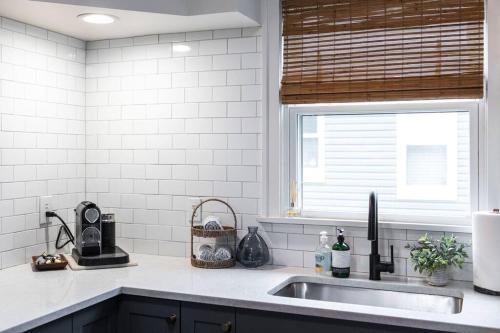 City Boho ✦ New Kitchen ✦ King Bed ✦ WFH detail