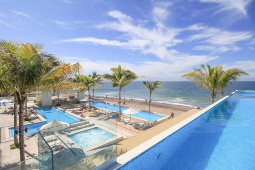 2bdr, Beach front Luxury Sunset view Heated Pools /Gym