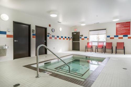 熱水浴缸, 凱富套房酒店 - 埃德蒙頓國際機場 (Comfort Inn & Suites Edmonton International Airport) in 尼斯庫(AB)