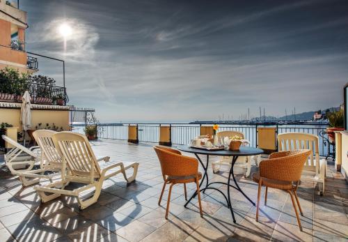 Superior Double Room with Sea View image 4