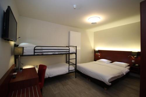 1 queen bed, 1 bunk bed