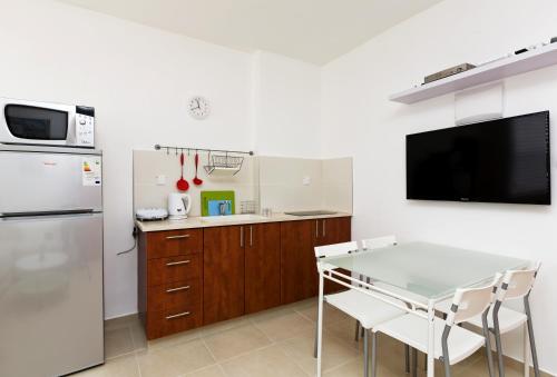 Кухня, Home4Trip Bat Yam in Бат-Ям