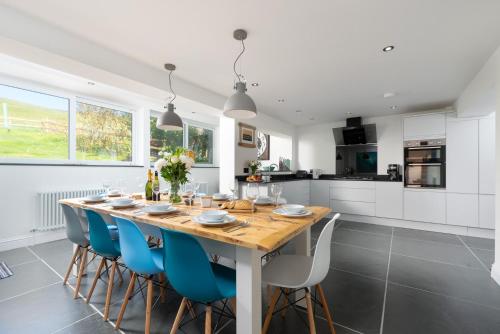 Coast View - 5 bedrooms with hot tub & sea views, Woolacombe (foto 3)