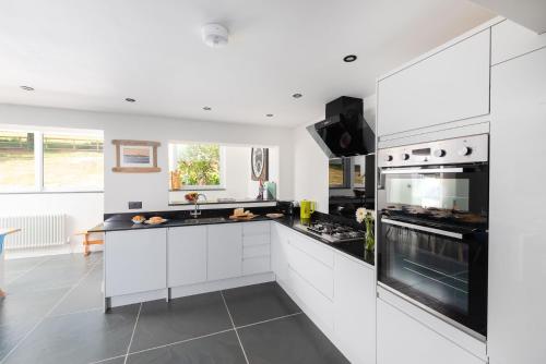 Coast View - 5 bedrooms with hot tub & sea views, Woolacombe (foto 6)