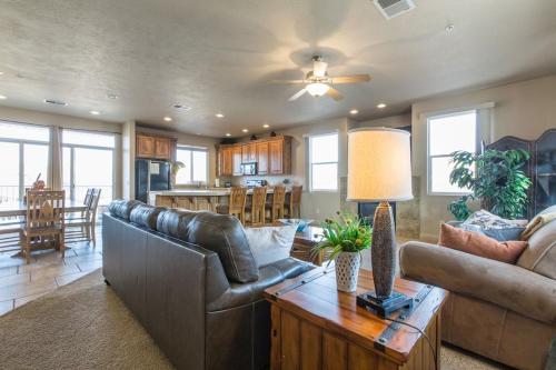 2012 LP PS4, Private Balcony with Beautiful Mountain Views, and Great Clubhouse Amenities