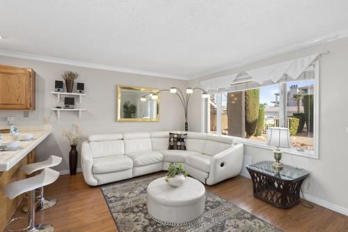 304 Main Level Condo, New Flooring, Mountain Views, Close to Pools, and More in St. George Nemzeti Park